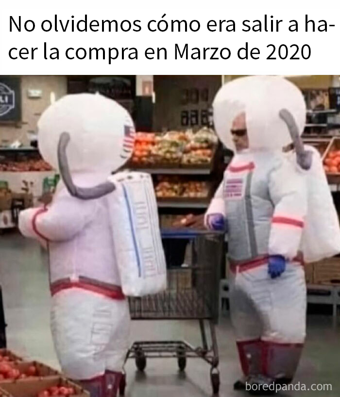 Dos personas en traje espacial comprando en un supermercado, transmitiendo humor sarcástico sobre el año 2020.