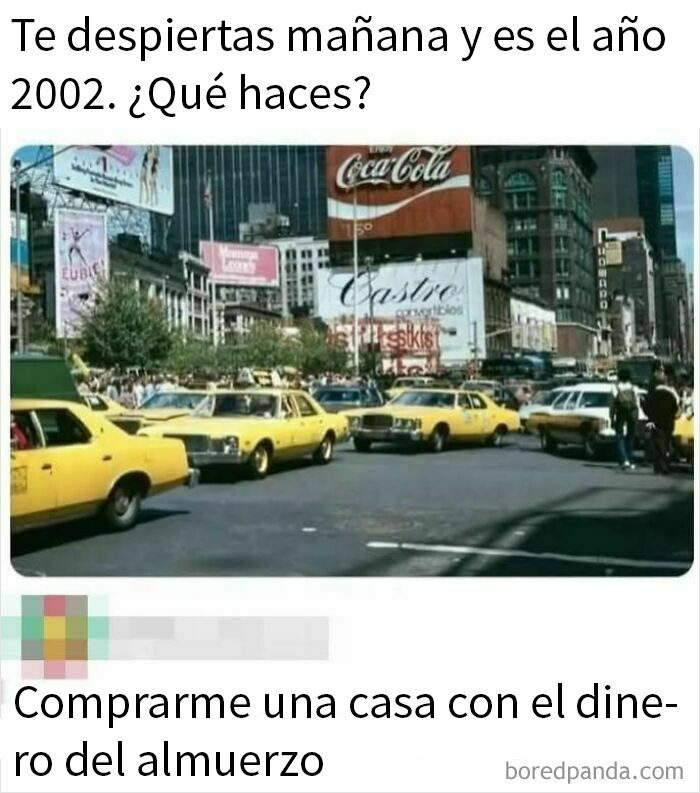 Coches amarillos en una calle concurrida con texto sarcástico sobre viajes en el tiempo al 2002.
