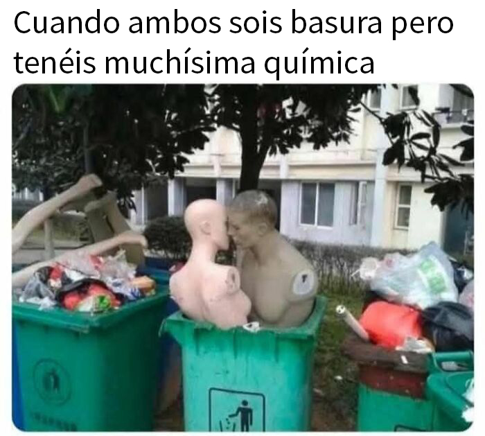 Dos maniquíes en contenedores de basura, con fondo de edificio, destacan el humor del sarcasmo.