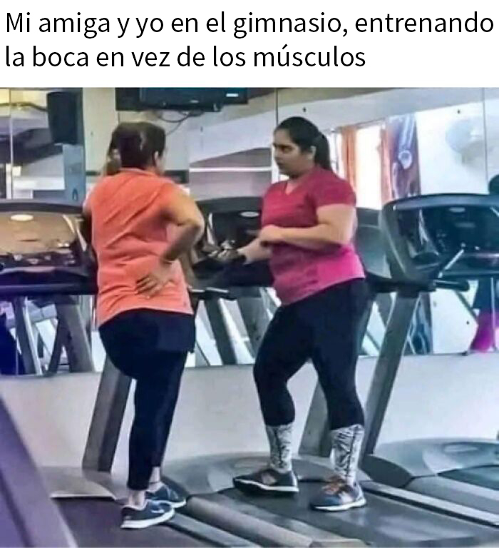 Dos mujeres en el gimnasio conversando sobre cintas de correr, usando el sarcasmo en su charla divertida.