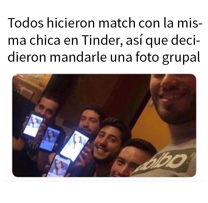 Cinco amigos sostienen teléfonos con fotos de una chica, mostrando humor sarcástico.