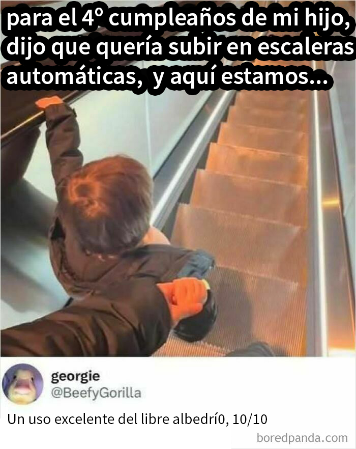 Niño en escaleras mecánicas, imagen sarcástica sobre un deseo simple para su cumpleaños.