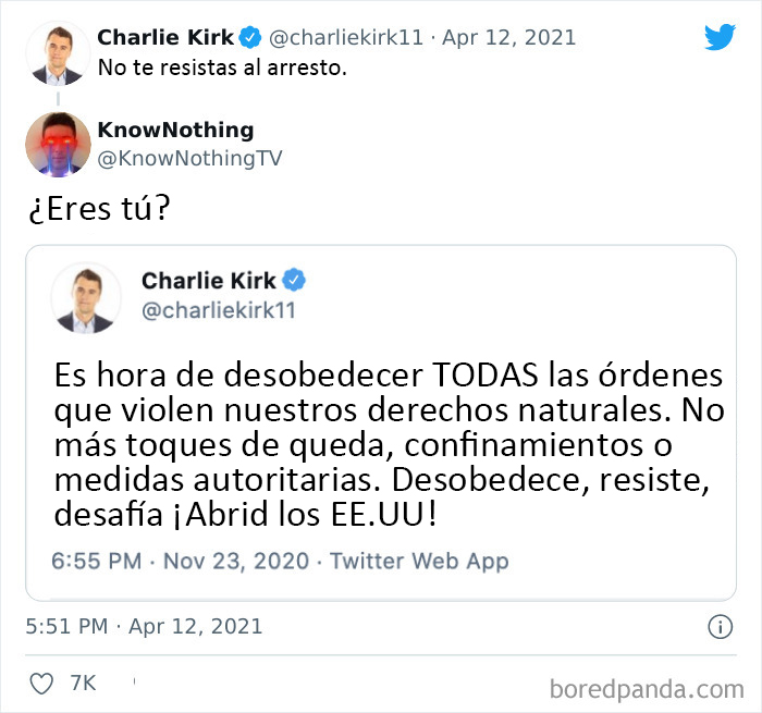 Persona avergonzada en internet con la réplica "¿Eres tú?" comparando dos tweets contradictorios.