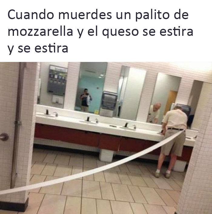 Hombre en baño con papel estirado, similar a queso mozzarella en un divertido meme de comida.