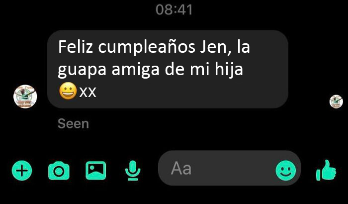 Mensaje de cumpleaños incómodo en pantalla de chat, causando vergüenza ajena.