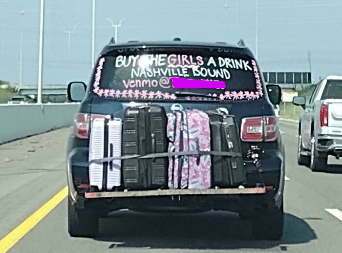 Vehículo con maletas al aire libre y mensaje pidiendo bebidas, ejemplo de pedigüeños exigentes que fueron ridiculizados en carretera.