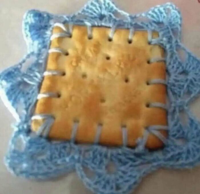 Galleta caótica entretejida con hilo azul oscuro, mostrando un inesperado diseño salvaje.