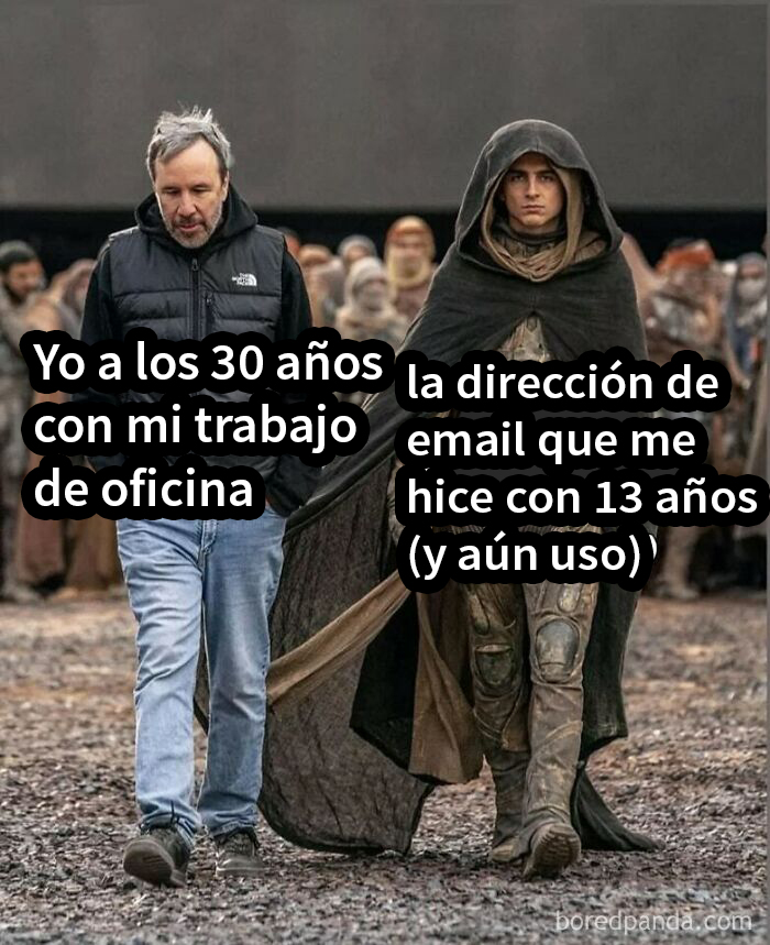 Dos hombres caminando, uno representa un trabajo formal, el otro una dirección de email adolescente. Memes divertidos.