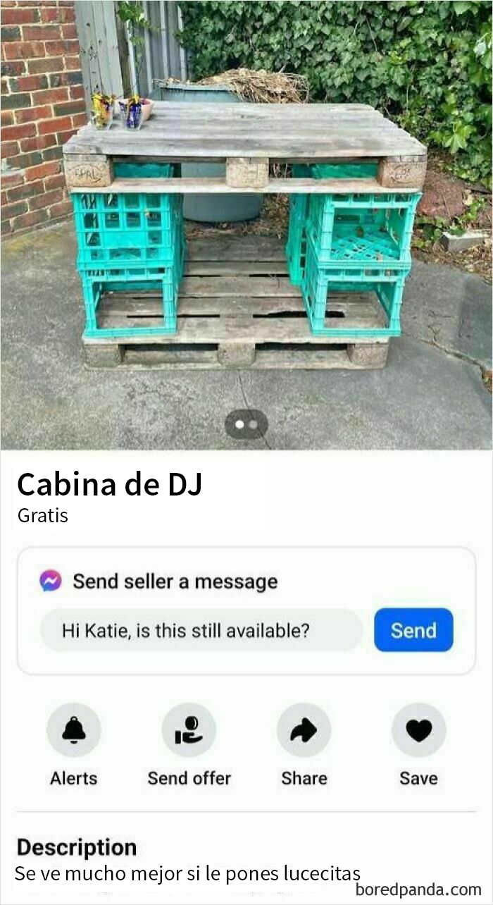 Mesa improvisada con cajas de plástico vendida en Facebook Marketplace.