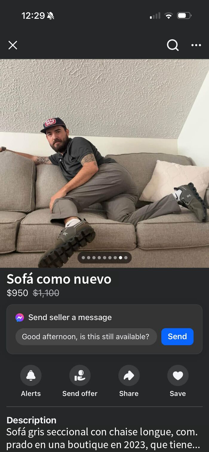 Hombre posando en un sofá gris en venta en Facebook Marketplace.