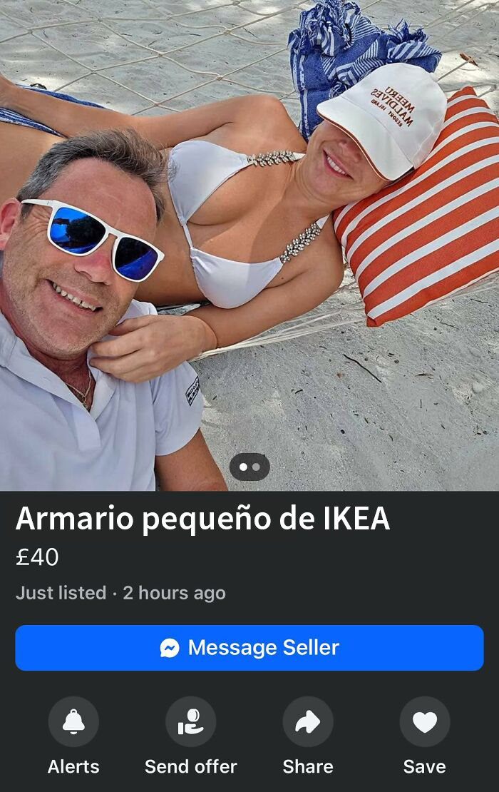 Personas en una playa con gafas de sol y gorra, etiqueta muestra "Armario pequeño de IKEA".