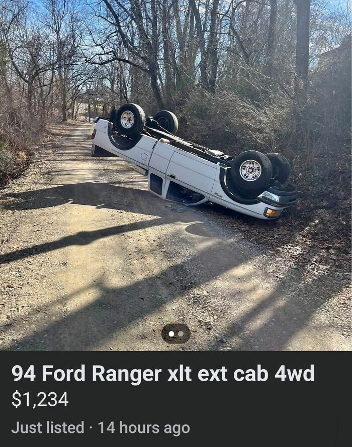 Camioneta Ford Ranger blanca volcada en un camino forestal a la venta en Facebook Marketplace.