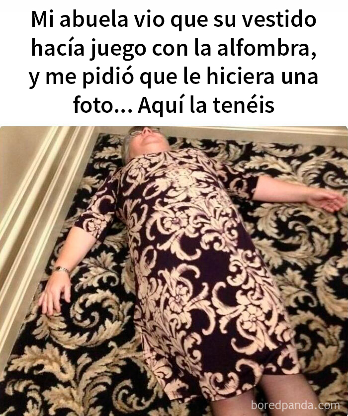 Abuela acostada en una alfombra que combina con su vestido, creando un divertido meme de buen humor.