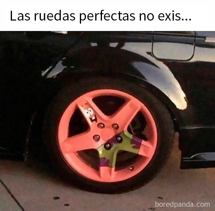 Llanta de coche pintada de color rosa con un diseño divertido que mejora el humor.
