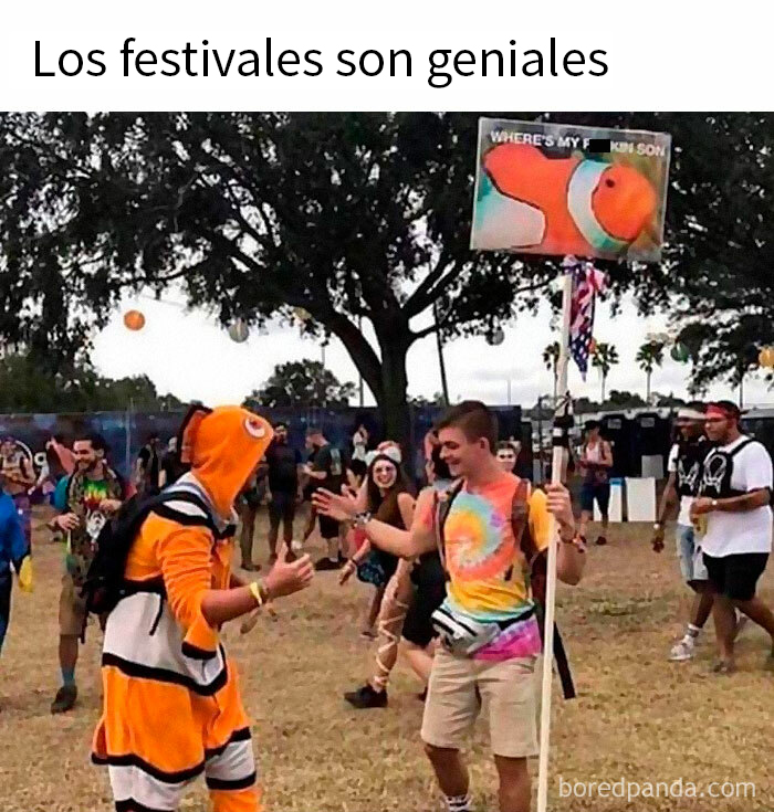 Persona disfrazada de pez payaso en un festival, sonriendo y disfrutando del ambiente al aire libre.