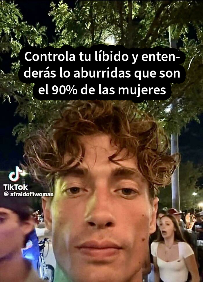 Joven con expresión neutra, cita sobre mujeres y sus cuerpos en texto superpuesto.