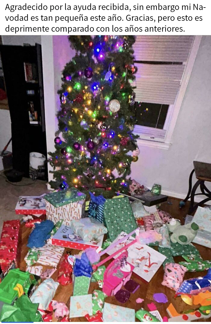 Árbol de Navidad con regalos variados en el suelo, mostrando la osadía y exigencia de pedigueños ridiculizados.