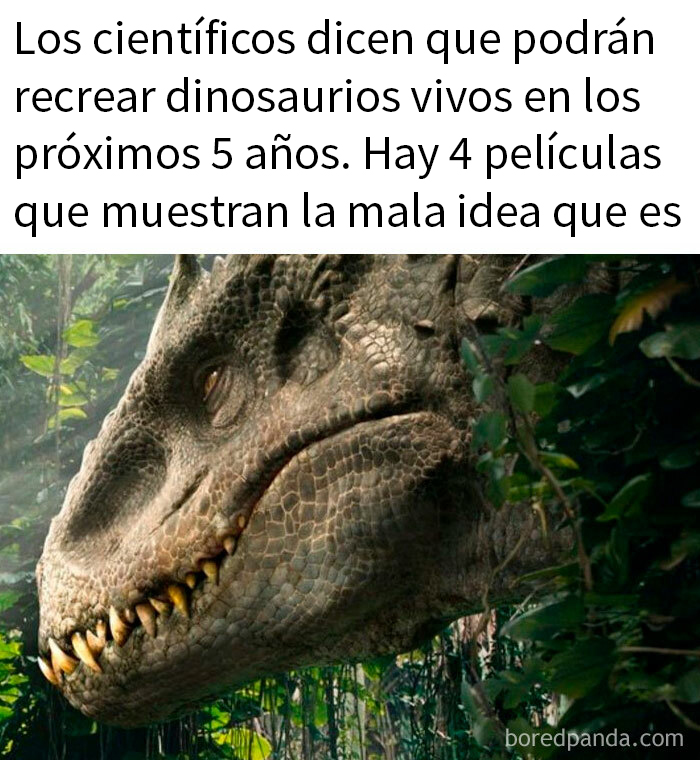 Dinosaurio en la selva con texto divertido sobre recreación científica. Memes raros y chistosos para disfrutar.