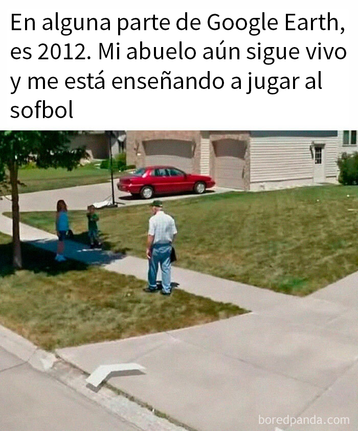 Una escena divertida de Google Earth en 2012: abuelo enseñando a jugar softbol en el jardín delantero.