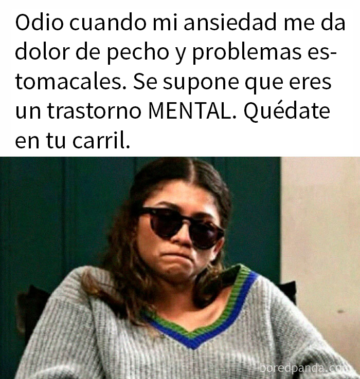 Meme divertido con texto sobre ansiedad, mostrando a una persona con gafas y expresión seria.