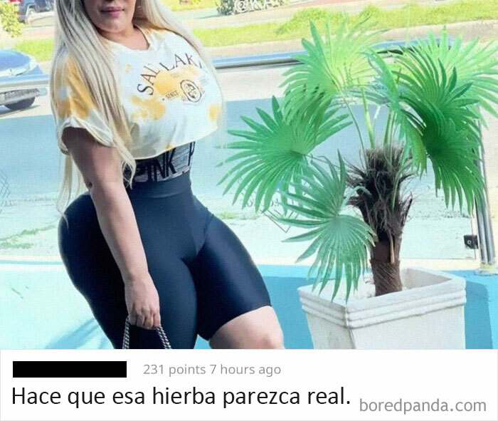 Mujer posando cerca de planta, mostrando actitud con insultos que no lo parecen por su genialidad.