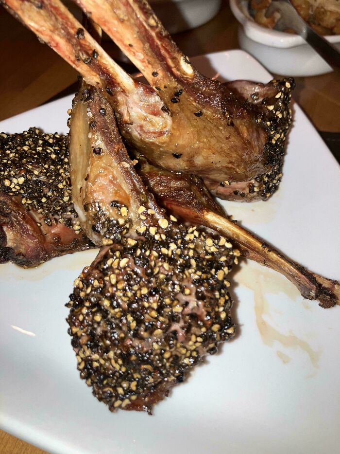 Costillas de cordero con pimienta negra y especias, plato exacto que alegró a quien lo pidió en nuevas fotos.