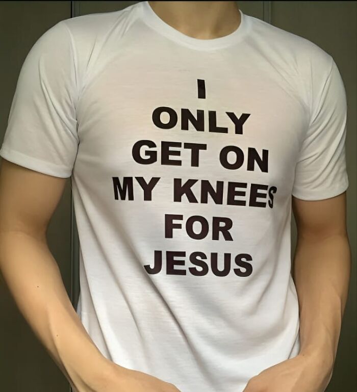 Hombre vistiendo camiseta blanca con texto divertido y ridículo, ejemplo de camisetas originales para usar en público.