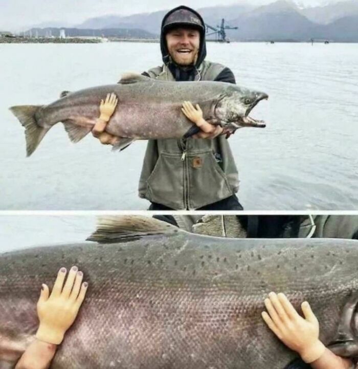 Hombre sonriente sosteniendo un pez enorme con manos pequeñas adjuntas, imagen bendecida y maldita al mismo tiempo.