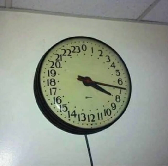 Reloj de pared con 24 horas y números desordenados, imagen bendecida y maldita al mismo tiempo.