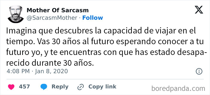 Tweet divertido sobre la capacidad de viajar en el tiempo, parte de memes sobre ciencia para aprender y reír.