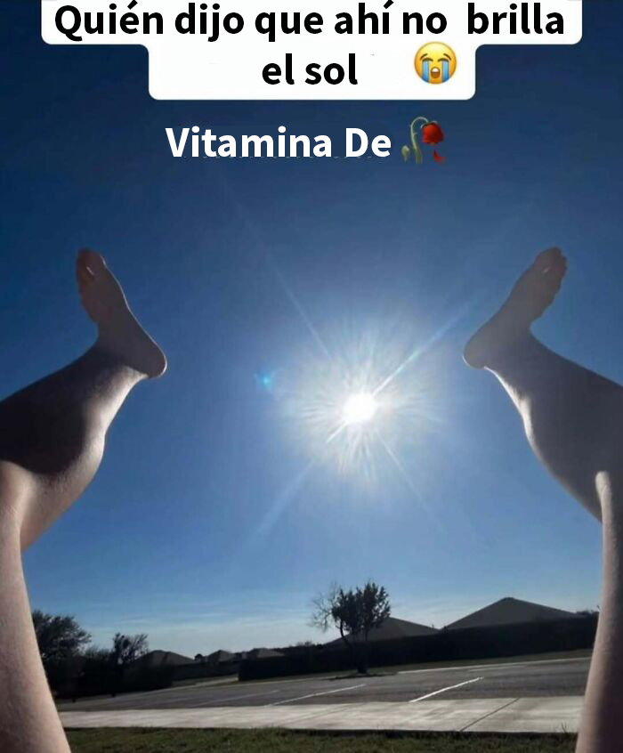 Piernas levantadas hacia el cielo bajo un sol brillante con texto humorístico causando vergüenza ajena en redes sociales.