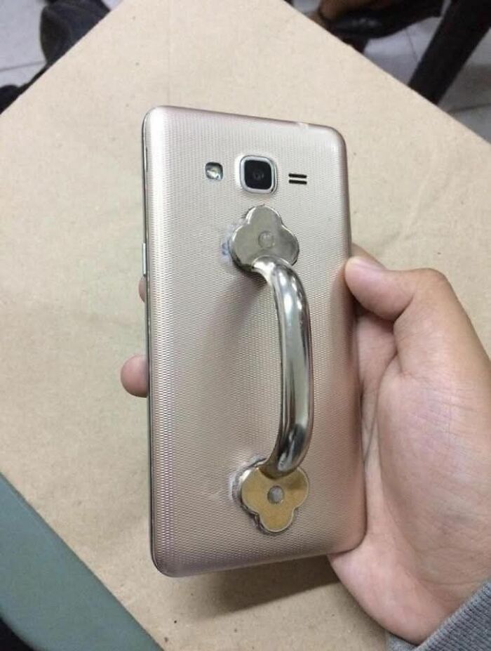 Smartphone con asa metálica añadida, ejemplo de personas que menos mal que hicieron una foto para creerlo.