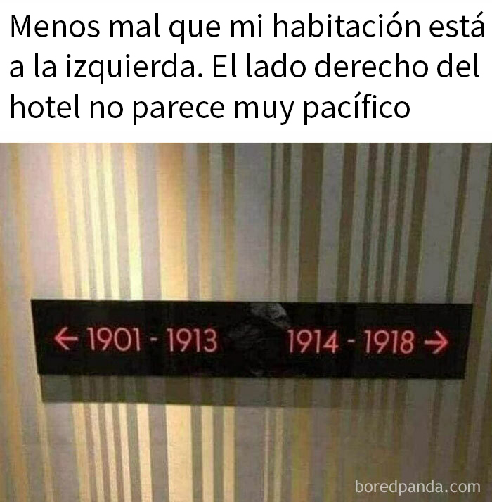 Señal en hotel con fechas históricas 1901-1913 y 1914-1918, meme intelectual sobre contexto histórico y paz.