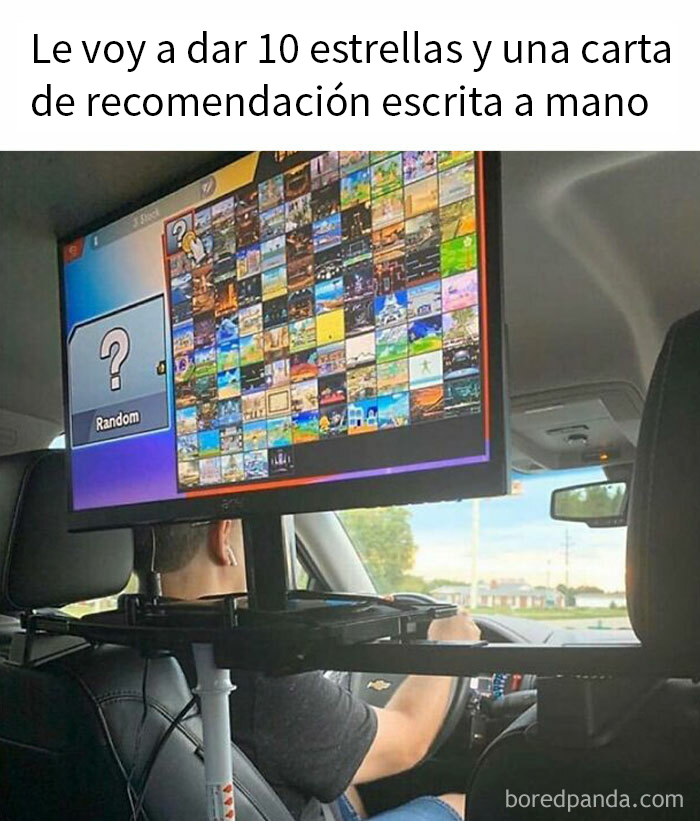 Persona manejando un carro con pantalla de videojuego montada, meme divertido sobre hombres universalmente familiares.