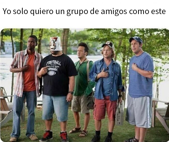 Grupo de hombres en un parque con gesto divertido, representando memes sobre hombres universalmente familiares.