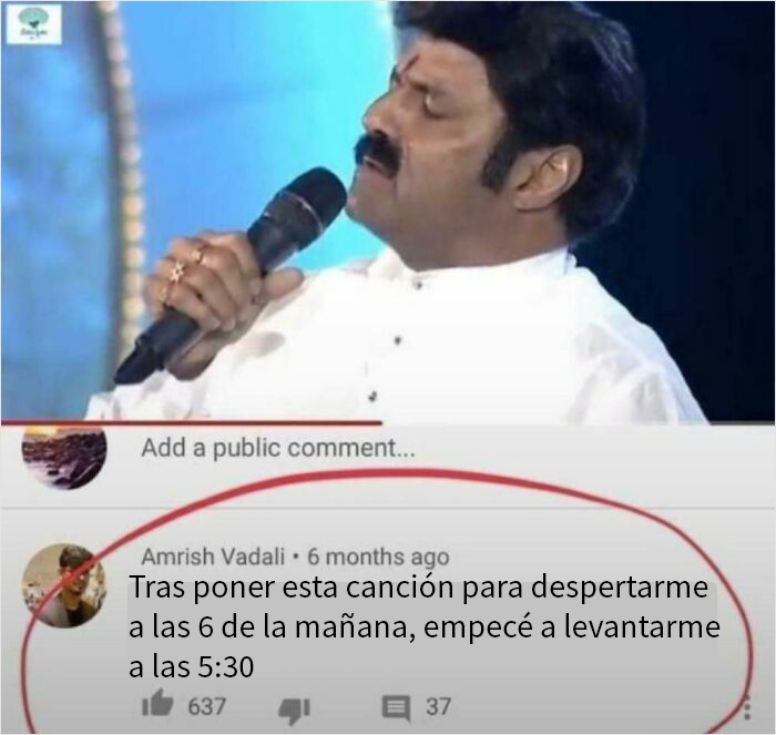 Hombre cantando con pasión mientras un comentario gracioso muestra insultos ingeniosos y su genialidad a través del humor.