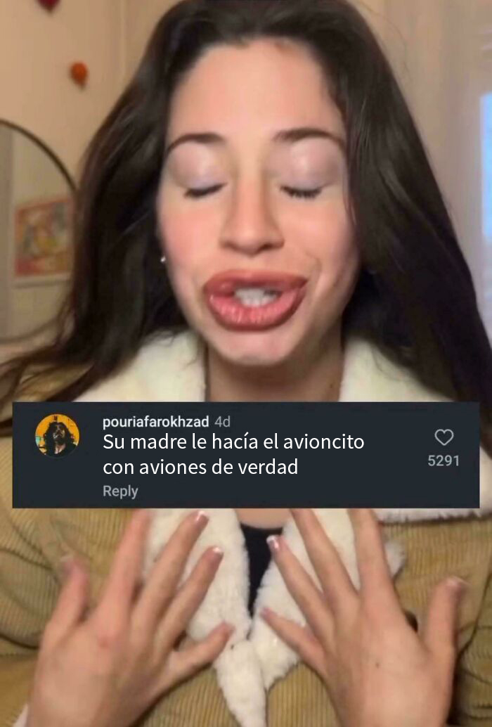 Mujer con expresión facial exagerada y manos al frente, ilustrando insultos creativos y geniales en redes sociales.