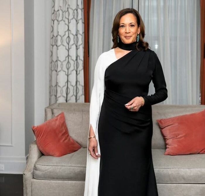 Mujer elegantemente vestida en la Gala Met 2025 mostrando un momento destacado de la noche incómoda y memorable.