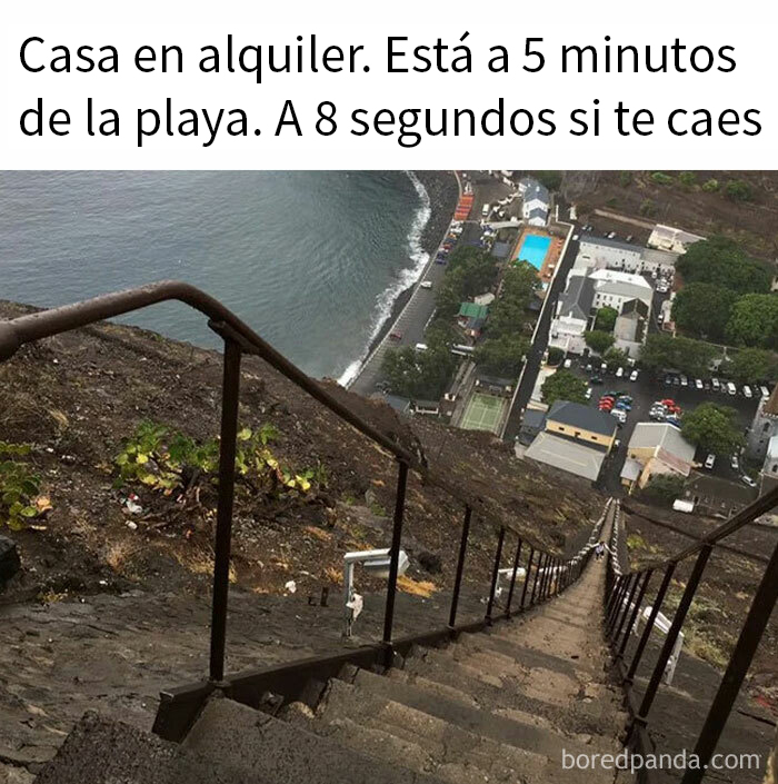Escalera empinada con vista a la playa y casas, meme divertido sobre cosas de la vida para alegrar el día.
