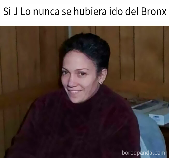 Meme divertido sobre cosas de la vida con imagen de mujer sonriente en habitación de madera.
