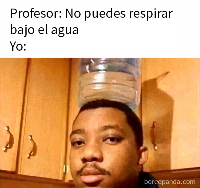 Hombre con expresión seria sosteniendo un recipiente de agua en la cabeza, divertido meme sobre cosas de la vida.