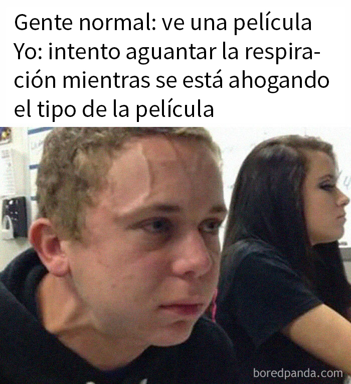 Joven intentando aguantar la respiración con expresión tensa en meme divertido sobre cosas de la vida.