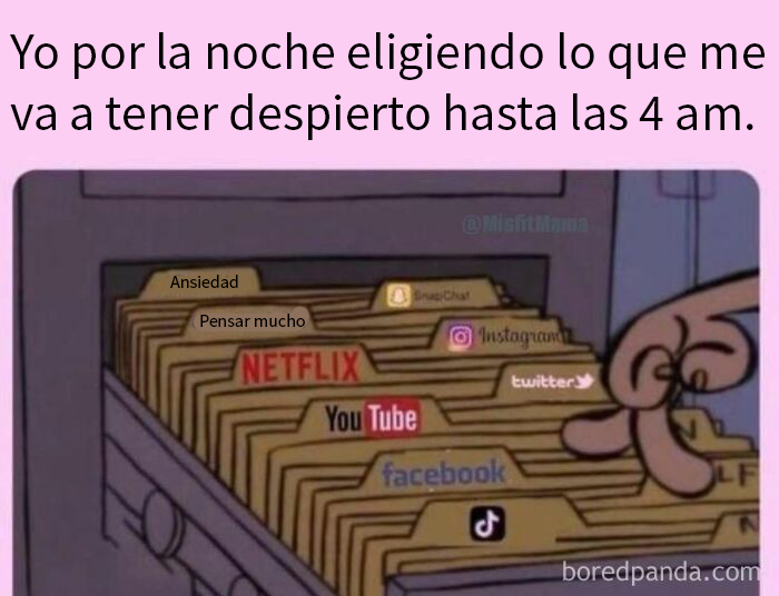 Hombre eligiendo memes divertidos sobre cosas de la vida para distraerse hasta la madrugada con redes sociales y ansiedad.