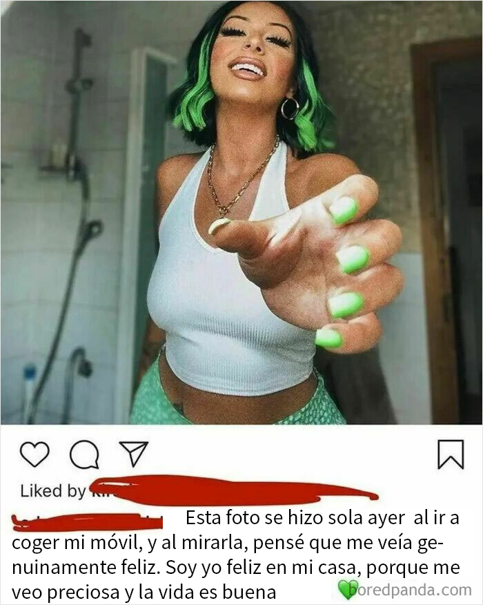 Joven con uñas verdes y cabello teñido posando con sonrisa, imagen de mentiras muy vergonzosas en Internet.