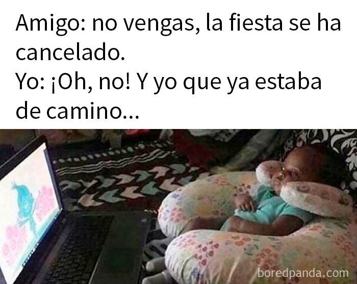 Bebé acostado con almohadas usando laptop, meme aleatorio divertido e ingenioso sobre fiesta cancelada.