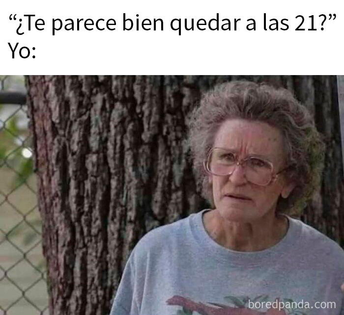 Mujer mayor con gafas frente a un árbol, expresión confundida en meme aleatorio y divertido con toque ingenioso.