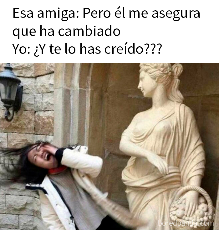Meme divertido e ingenioso con estatua que parece abofetear a persona, ilustrando memes aleatorios divertidos e ingeniosos.