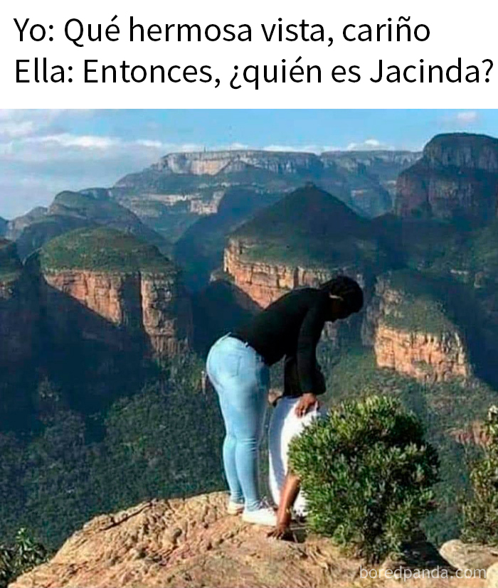 Pareja en un mirador con paisaje montañoso al fondo, meme aleatorio divertido e ingenioso sobre vista y Jacinda.