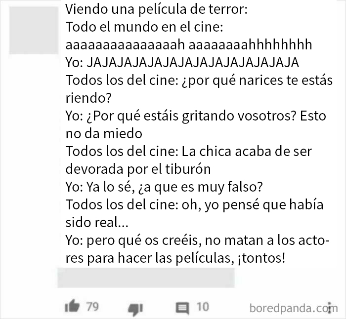 Persona riendo en cine durante película de terror mostrando una de las mentiras muy vergonzosas descubiertas en Internet.