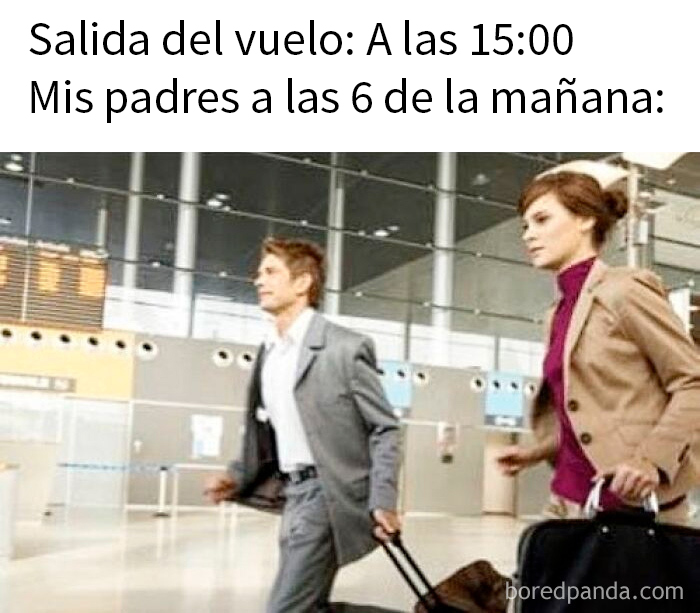 Pareja en aeropuerto apresurada con maletas, meme divertido e ingenioso sobre situaciones de viaje inesperadas.
